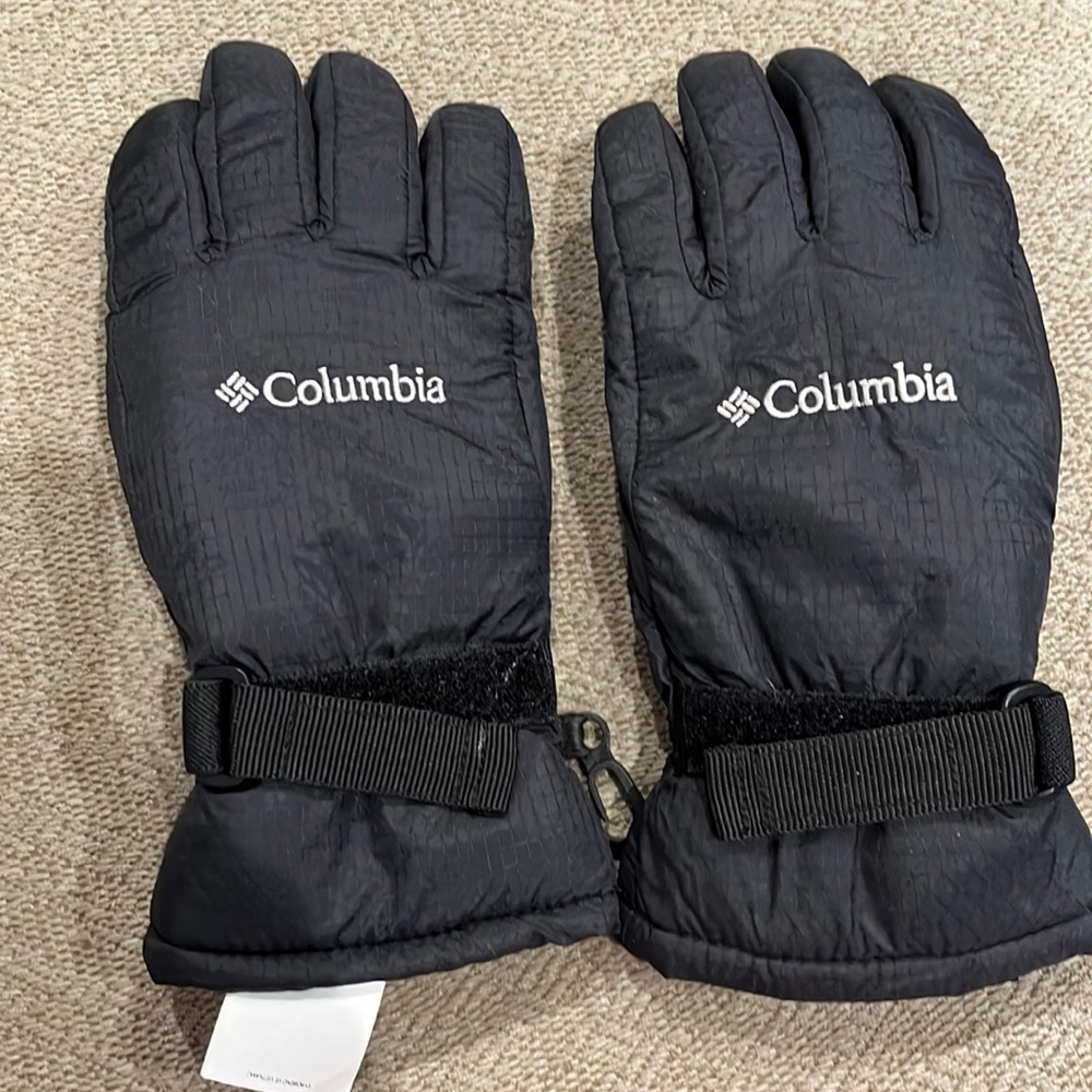 Black Colombia youth gloves.